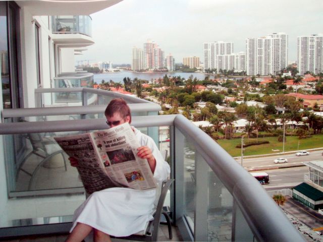 LASSE LAU, The Alienation of Seeking Material Pleasure, 27/3/2007. Courtesy the Delay Museum